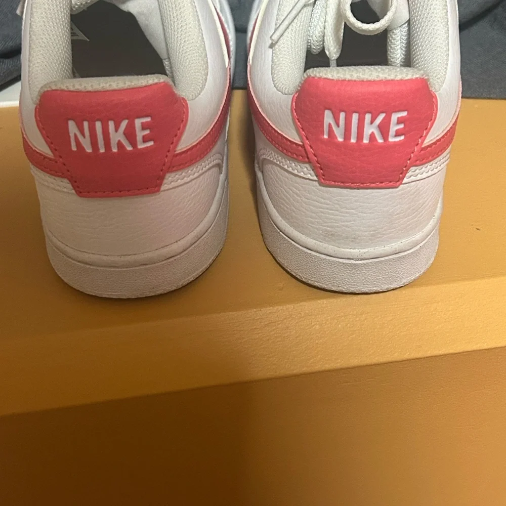 Nike White Sneakers, pink. Women’s Sz 8.5 court vision Air Force - Picture 5 of 5